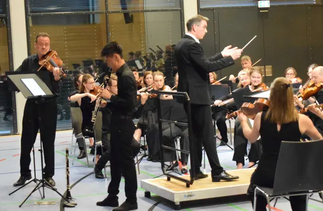 Bei der Preisverleihung der Jugendkulturförderpreis 2026 des Lions Clubs Singen-Hegau präsentierte das Bodensee-Kammerorchester im Rahmen seines Sommerkonzertes das Konzert für Klarinette, Viola und Orchester in e-Moll op. 88 von Max Bruch. Die Solisten waren von links nach rechts Benjamin Rivinius an der Viola und Lyuta Kobayashi an der Klarinette.  | Foto: Achim Holzmann