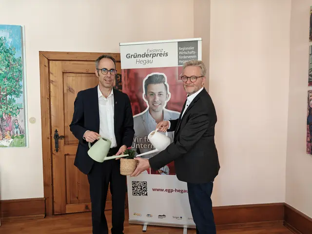 Im Existenzgründerpreis sehen Frank Harsch (links, Bürgermeister in Engen) und Peter Freisleben (rechts, Wirtschaftsförderer in Engen) eine Möglichkeit, die blühende Wirtschaftsregion Hegau zu fördern und zu präsentieren. | Foto: Anja Kurz