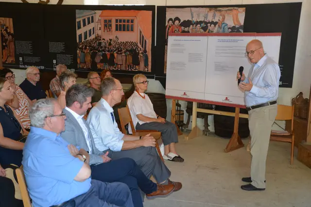 Stiftungsrat Volker Kauder (rechts) von der Stiftung Orte der Demokratiegeschichte spricht zur Eröffnung der Ausstellung im Hilzinger Museum. | Foto: Tobias Lange