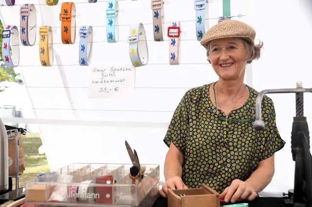 Auch Christiane Ufer von der Knopfmanufaktur Kleiderkunst hatte, neben 81 anderen Ausstellern aus den Gewerken Textil, Holz, Schmuck, Keramik, Holz, Papier, Gartendeko und mehr auf der "Sommeraugenweide" in Ludwigshafen einen Stand. Sie stellt zum Beispiel den "Ulmer Spatzengürtel" her, der sich mittlerweile großer Beliebtheit erfreut, weil es einfach ein stylisches Designobjekt sondern auch gleichzeitig ein süddeutsches Souvenir ist. | Foto: Constanze Wyneken