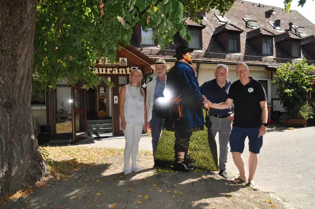 Bei der Vorstellung der neuen Scheffelfigur: (von links) Catharina Scheufele, Thomas Wittenmeier, Dieter und Clemens Fleischmann. | Foto: Anja Kurz