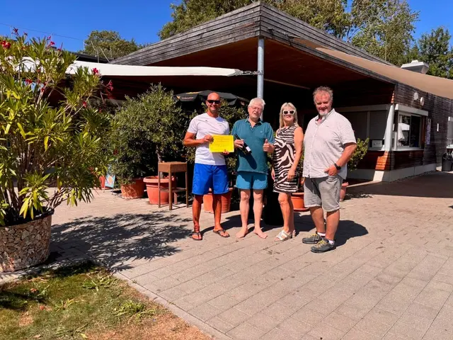 Schwimmmeister Thomas Abendroth (von links), Alfred Wikenhauser, Kioskpächterin Heidi Kapitel und Bürgermeister-Stellvertreter Armin Höfler. | Foto:  Stadt Engen