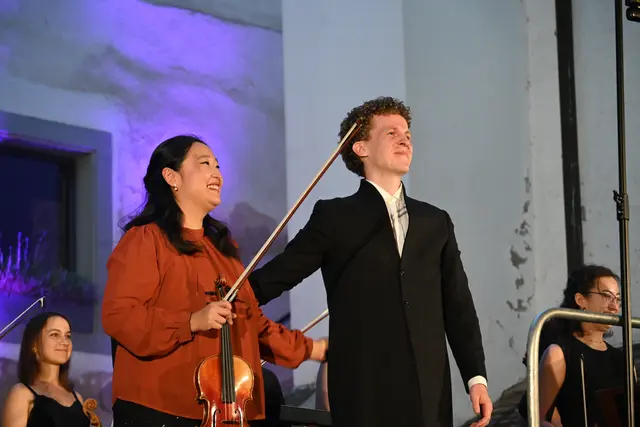 Jascha von der Goltz gemeinsam mit der Solistin Sueye Park nach der grandiosen Interpretation des Festivalorchesters von Mendelssohns Violinkonzert.  | Foto: Philipp Findling