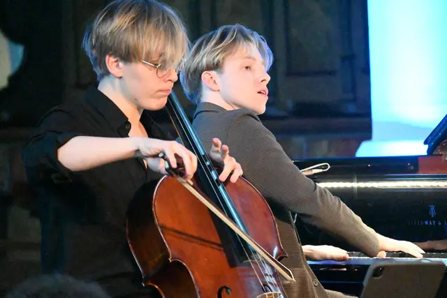 Julius Asal (rechts) und Philipp Schupelius boten dem Publikum in der Stiftskirche ein Musikprogramm der absoluten Weltklasse.  | Foto: Philipp Findling