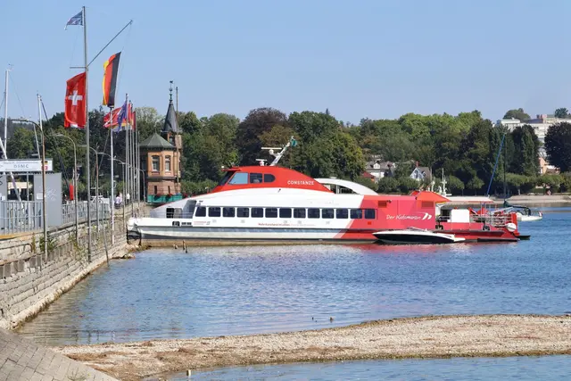 Der Bug des Katamaran "Constanze" steckt in der Hafenmole. Das Schiff bohrte sich bei dem Unfall in die Mauer, wobei sich zwölf Menschen verletzen.  | Foto: Feuerwehr Konstanz