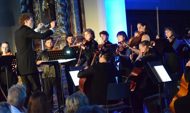Beim Abschlusskonzert der Höri Musiktage am letzten Sonntag. Das Festivalorchester unter der Leitung von Jascha von der Goltz führt durch mehr als ein Jahrhundert Musikgeschichte. Standing Ovation, ein mehr als begeistertes Konzertpublikum in der bis zum letzten Platz gefüllten Stiftskirche Öhningen. | Foto: Achim Holzmann