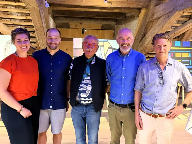 Daniela Wiest und Julian Schmitt hatten den Espasinger Künstler Felix Schmitt (in der Mitte) bei der Organisation, (technischen) Gestaltung und Durchführung seiner Kunstausstellung "art" samt Vernissage und Finissage im Bodmaner Torkel mit Rat und Tat unterstützt. Tobias Jaklin, erster Vorsitzender des Fördervereins Museum Bodman (dem Schirmherrn der Ausstellung) und Johannes von Bodman, Kunstliebhaber und ehemaliger Schüler von Felix Schmitt gleichermaßen lobten Felix Schmitt für das Beleben und Bezaubern des Torkels. Alle Beteiligten hoffen auf eine intensive Nutzung des Bodmaner Torkels für kreative Projekte aller Art. | Foto: Constanze Wyneken