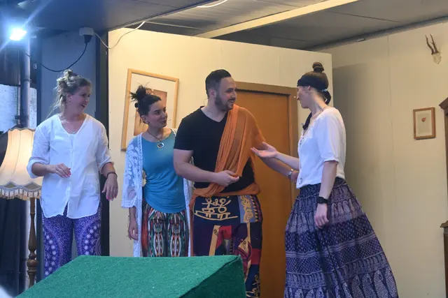 Maria (Bianca Forster, von links), Rosa (Maren Schweizer) und Roswitha (Jessica Merk) sind begeistert von den Lehren des Guru Mario di Maringa (Nicolas Schöpf). | Foto: Tobias Lange