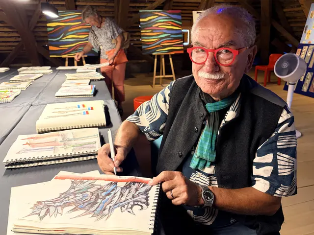 Der Espasinger Künstler Felix Schmitt verkaufte während seiner Ausstellung mehrere Gemälde und Zeichnungen an Kunstinteressierte zum kleinen Preis, signierte und widmete diese. "Ich bin glücklich, wenn meine Kunst gesehen und gewürdigt wird und nicht in irgendeinem Stapel verstaubt".  | Foto: Constanze Wyneken