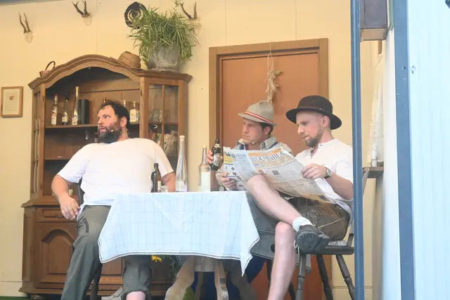 Davon sind deren Ehemänner Hubertus (Christian Herz, von links), Friedolin (Alexander Fuchs) und Konrad (Carsten Lange) alles andere als begeistert. | Foto: Tobias Lange
