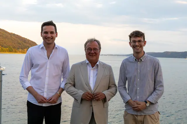 CDU-Kreisvorsitzender Levin Eisenmann (von links), Armin Laschet und JU-Kreisvorsitzender Thomas Racke vor der sommerlichen Kulisse des Bodensees. | Foto: Uwe Johnen