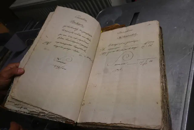 Die Unterlagen im Stadtarchiv gehen Jahrzehnte oder gar Jahrhunderte zurück. Hier eine Gemeinderechnung aus dem Jahr 1828. Damals wurde Hadernpapier verwendet, das im vergleich zu modernem Papier weniger anfällig ist. | Foto: Tobias Lange