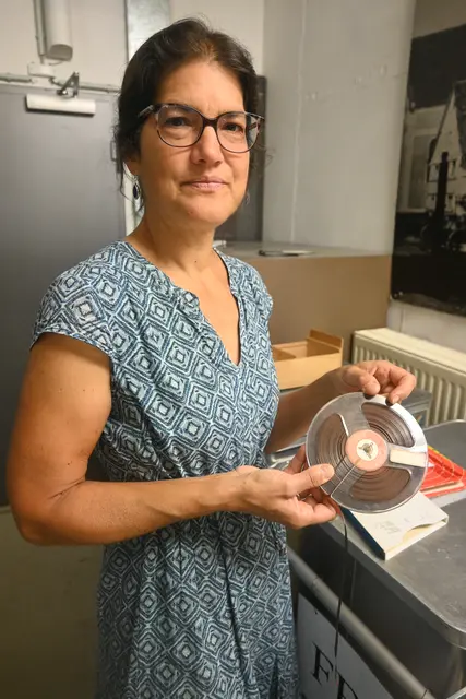 Nicht nur Dokumente gibt es im Stadtarchiv. Auch Ton- und Videoaufnahmen sind vorhanden. Hier präsentiert Archivarin Britta Panzer ein Magnetophonband. | Foto: Tobias Lange