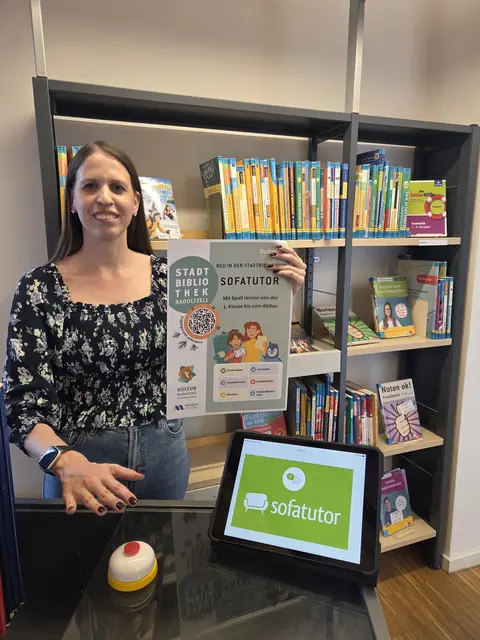Bibliothekarin Julia Solenthaler drückt den Startbuzzer für den Sofatutor.  | Foto: Stadtbibliothek Radolfzell