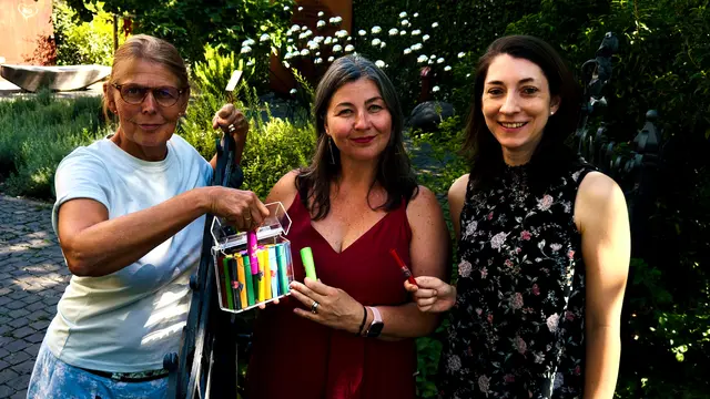 Freuen sich über das gemeinsame Projekt (von links): die Leiterin des Trauerortes, Elisabeth Paul, die Vertreterin des Forums der Religionen, Carmen Kilzer und die Projektleiterin für Trauerarbeit, Katharina Kirchberg. | Foto: Carina Müller