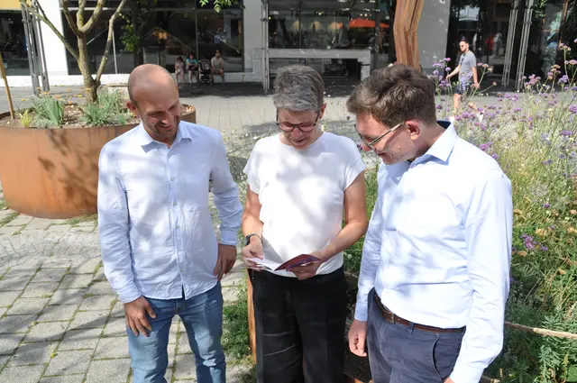 An einem der schwierigsten Hitze-Hotspots der Stadt Singen inspizieren Tobias Herbst, Nikola Ferling und Marcus Röwer (von links) das Trimesterprogramm der vhs. | Foto: Anja Kurz