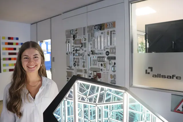 Carolin Korner kommt jetzt ins zweite Ausbildungsjahr als Industriekauffrau bei der Allsafe Group in Engen. Das Unternehmen entwickelt und produziert maßgeschneiderte Befestigungs- und Sicherungslösungen, die teils hier im Eingangsbereich an der Wand ausgestellt sind.  | Foto: Sebastian Ridder