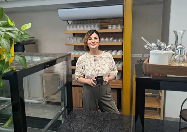Die letzten Schritte vor der Eröffnung sind im vollen Gang: Linda Grainca-Surdulli hinter dem Tresen des neuen Café Lichtblick im Hegau-Bodensee-Klinikum. | Foto: GLKN