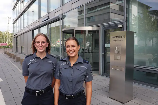 Sie bereuen ihre Wahl nicht zum Zoll gegangen zu sein. Von links: Auszubildende im zweiten Lehrjahr, Hannah Potzkai und Zollbeamtin und zuständig für Nachwuchswerbung und Öffentlichkeitsarbeit, Janina Götz.   | Foto: Sebastian Ridder