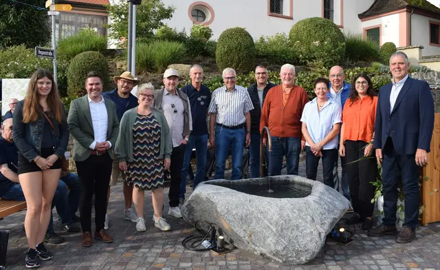 Am letzten Samstag wurde der neue Brunnen- und Begegnungsplatz in der Duchtlinger Dorfmitte eingeweiht. Etwa die Hälfte des rund 60 000 Euro teuren Projektes kam aus Fördergeldern vom Verein LEADER Westlicher Bodensee e.V. Den Restbetrag finanzierten Sponsoren (im Bild), sowie die Dorfbevölkerung.  | Foto: Achim Holzmann