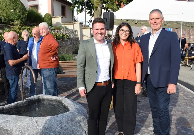 Bei der Einweihung des neue Brunnen- und Begegnungsplatz in der Dorfmitte. Von links nach rechts: Bürgermeister Holger Mayer, LEADER-Regionalmanagerin und Geschäftsführerin Sandra Gerspacher und der Duchtlinger Gemeinderat- Bürgermeister Stellvertreter Martin Schneble. | Foto: Achim Holzmann