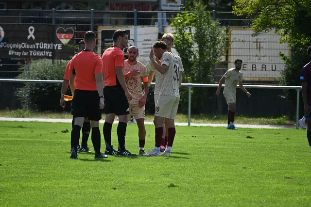 Auch nach dem Spiel gab es für die TSV-Akteure noch ordentlich Redebedarf beim Unparteiischen aufgrund einiger strittiger Entscheidungen.  | Foto: Philipp Findling