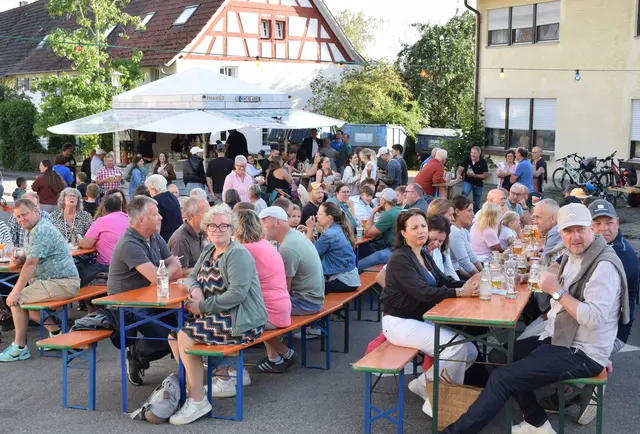 Die Duchtlinger Bevölkerung freut sich. Mit einem Einweihungsfest wurde am letzten Samstag der neue Brunnen- und Begegnungsplatz in der Dorfmitte eingeweiht. | Foto: Achim Holzmann