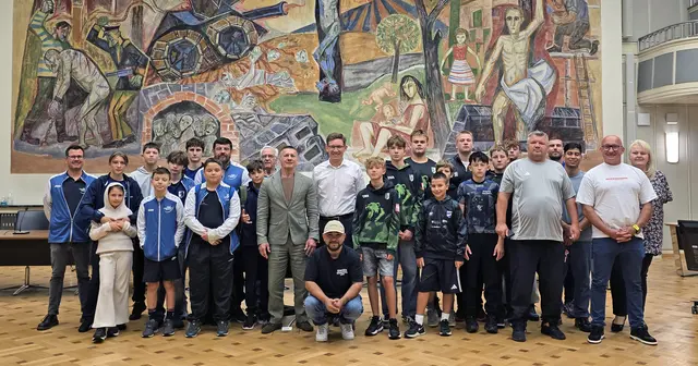 Empfang der polnischen Sportlerinnen und Sportler mitsamt der deutschen Gastgeber vom Stadt-Turnverein Singen im Ratssaal des Rathauses durch Bürgermeister Marcus Röwer. | Foto: Stadt Singen