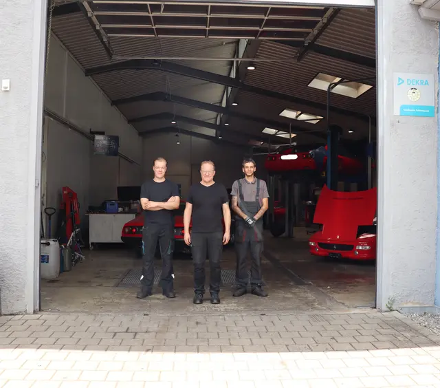 Das Team der freien Ferrari-Werkstatt im Haselbusch 14A. Geschäftsführer Thomas Barhofer (Mitte), sein Sohn Marvin Barhofer (links) und Auszubildender Daniel Leiss Acosta (rechts). | Foto: Juleda Kadrija