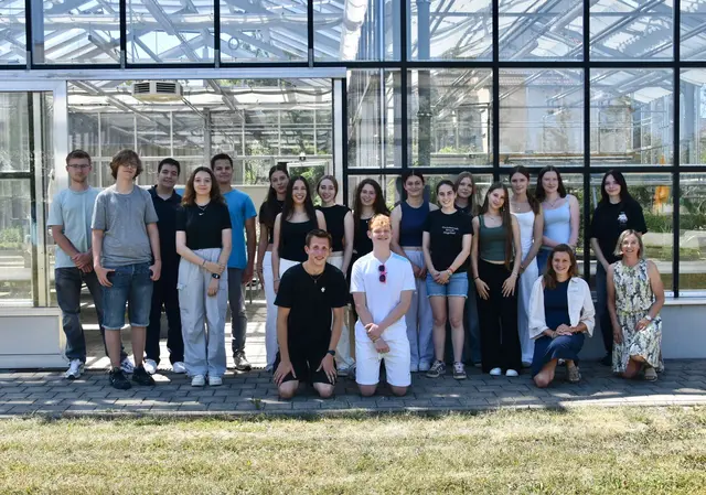 Klasse 11 des Berufsschulzentrums Radolfzell mit Lehrerin Fabienne Ruffini und Hildegard Schwarz, stellvertretende Leiterin des Landwirtschaftsamtes. | Foto: Berufsschulzentrum Radolfzell