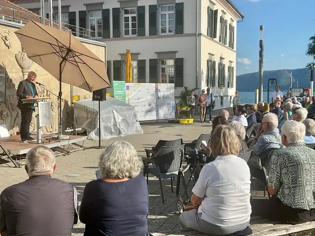 Kreisarchivar Dr Franz Hofmann (li) gibt einem höchst interessierten Publikum am SeeEnd spannende und fundierte Einblicke in die großherzogliche Zeit vor 200 Jahren, als das alte Sernatingen einen neuen Hafen und einen neuen Namen bekam: „Ludwigshafen“ - benannt nach dem Badener Großherzog. | Foto: Bernhard Grunewald