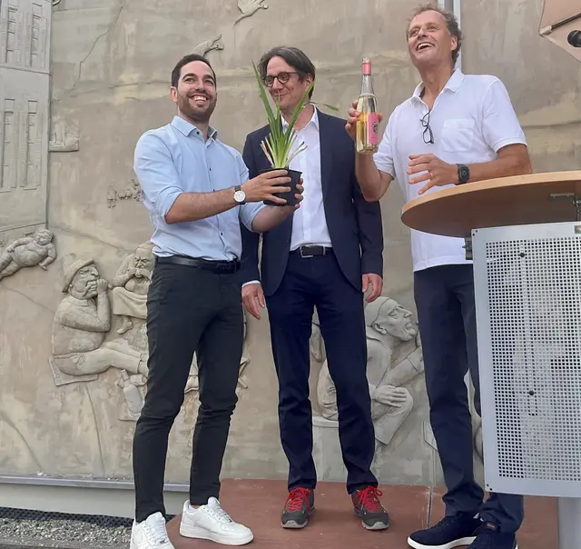 Bürgermeister Christoph Stolz, MaInau-Geschäftsführer Björn Graf Bernadotte und Daniel Trisner vom Verein Dorffreundschaft Maygas e.V. bei der offiziellen Taufe der erstmaligen „Gemeindelilie“ anlässlich des Festaktes zu „200 Jahre Ludwigshafen“ am dortigen Zollhaus.
 | Foto: Bernhard Grunewald