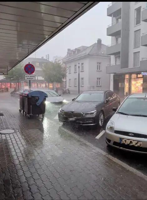 Heftige Windböen und Starkregen zogen am Freitagmorgen wie, hier in der Kernstadt über Singen auf. In einigen Stadteilen sorgte das Unwetter für große Schäden.  | Foto: Sebastian Ridder