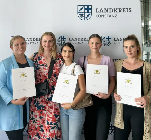 Bei der Zeugnisübergabe die Auszubildenden der Stadt Singen (v.l.): Gina Gebhard, Corinna Acker (Ausbildungsleitung), Zilan Akpinar, Dilara Bozkurt, Fabienne Alius. Sie alle arbeiten nach ihrer Ausbildung in Festanstellung bei der Stadt Singen. | Foto: Stadt Singen