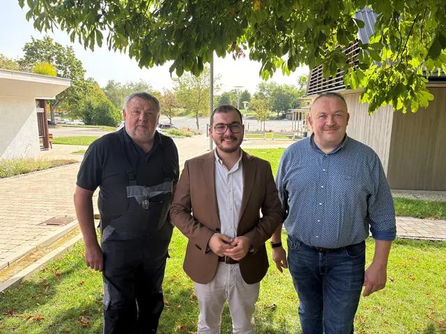 Noch ist der Platz hinter ihnen leer. Während dem Schätzele-Markt wird er sich mit Leben füllen. Darauf freuen sich (von links) Edwin Keller, Vorsitzender des Gewerbevereins, Bürgermeister Selcuk Gök und Robert Mick, Kassier des Gewerbevereins. | Foto: Tobias Lange