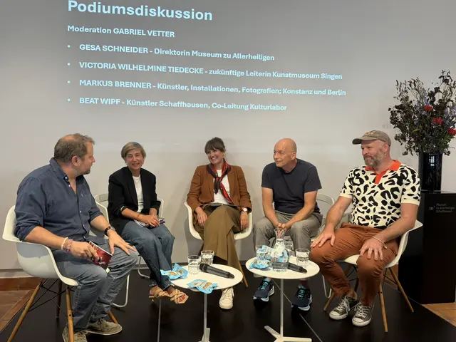 Bei der Podiumdiskussion stellen sich unter anderem (von links nach rechts) Gabriel Vetter (Kabarettist und Schriftsteller), Gesa Schneider (Direktorin Museum zu Allerheiligen Schaffhausen), Victoria Wilhelmine Tiedecke (zukünftige Leiterin Kunstmuseum Singen), Markus Brenner (Künstler und Installator) und Beat Wipf (Künstler Schaffhausen und Co-Leitung Kulturlabor) die Frage, was die Grenze für die beteiligten Kulturinstitutionen an der Museumsnacht bedeuten. | Foto: Juleda Kadrija