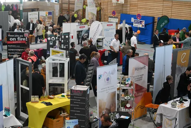 Auch in diesem Jahr ist auf der Stockacher Tischmesse wieder das Who is Who der regionalen Wirtschaftskraft vertreten. | Foto: Tobias Lange/Archiv