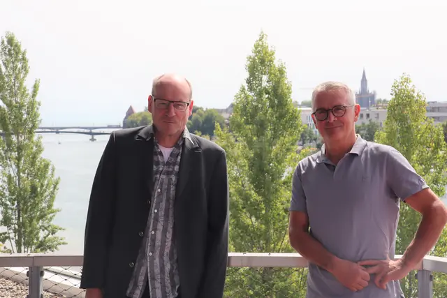 Rund dreißig Jahre sind Sie Teil der Konstanzer Wirtschaft in unterschiedlichen Branchen. Von Links: Geschäftsführer der solarcomplex ag in Singen, Bene Müller und der Förster der Mainau und des Reviers Reichenau/Allensbach, Theo Straub. | Foto: Sebastian Ridder