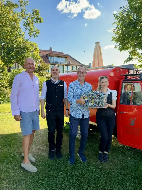 Freuen sich über die gelungene Kronkorken-Aktion (von links): Nicolas Neuwirth (Neuwirth Immobilien, Gaienhofen), Antonio Montero Cosme (Hirschen Horn), Claus Vogt (Ehrenamtlich aktiv für den Förderverein für krebskranke Kinder Tübingen e. V.) und Xheneta Berisha (Hirschen Horn). | Foto: Hirschen Horn