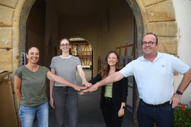 Freuen sich, dass die Tore von Schloss Blumenfeld weiter offen bleiben und es gemeinsam weitergeht (von links): Christina Meister (Bürgerverein Schloss Blumenfeld), Vera Schemmann (Zukunft Schloss Blumenfeld GmbH), Hauptamtsleiterin Saskia Kersten-Reck und Blumenfelds Ortsvorsteher Thomas Wezstein.  | Foto: Philipp Findling