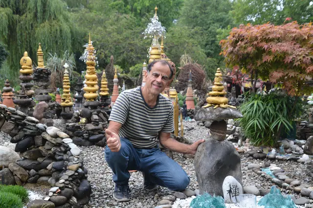 Der Balance-Künstler Volker Paul hat den Asia-Garten im Mettnau-Park konstruiert. Am 21. September ist er im Fernsehen zu sehen. | Foto: Tobias Lange