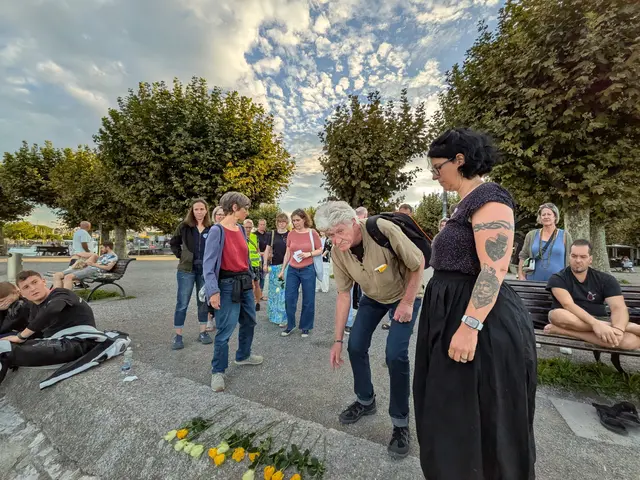 Der Konstanzer Gemeinderat für die Linke Liste Konstanz, Holger Reile, legt eine Blume in Gedenken an Martin Katschker im Stadtgarten nieder. Reile recherchierte zu Katschkers Tod und initierte das Aufstellen einer Gedenkstele für ihn. | Foto: Sebastian Ridder