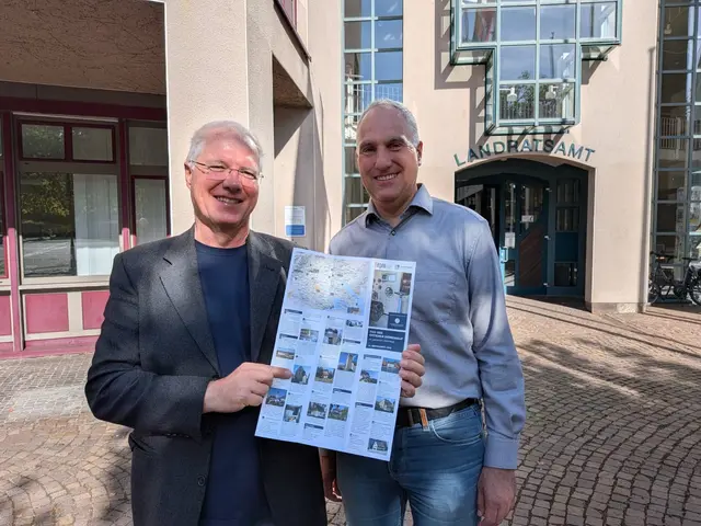 Die Vertreter des Landratsamtes sammeln Angebote von Engen bis Konstanz und Stockach bis Büßlingen auf dem Flyer des Tags des offenen Denkmals für den Landkreis Konstanz. Von links: Franz Hofmann vom Amt für Geschichte und Kultur und der stellvertretende Landrat Philipp Gärtner. | Foto: Sebastian Ridder