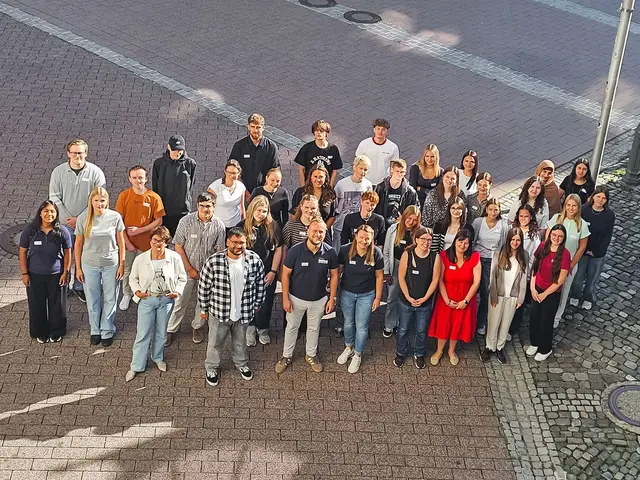 Bürgermeisterin Monika Laule (vorne, links) sowie Stefanie Hepfer (vorne, 4. v.l.) und Jan Ide (vorne, 3. v.l.), Team Ausbildung, freuen sich mit den neuen Auszubildenden und Freiwilligendienstleistenden der Stadt Radolfzell über den Beginn des neuen Ausbildungsjahres 2026. | Foto: Stadt Radolfzell