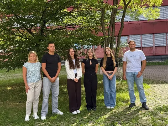 Von links nach rechts: Natalia Sokolova, Can Demir, Selin Demirdere, Arta Ljoki, Alicia Barth, Miki Garchev | Foto: Björn Frischer/Bundesagentur für Arbeit
