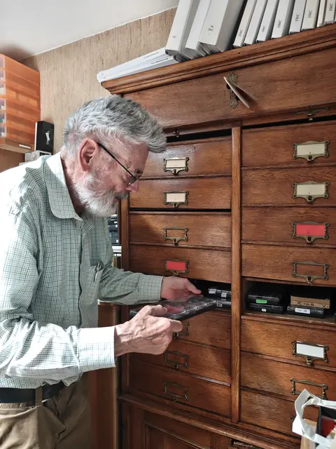 In seiner Werkstatt hat Ferdinand Westermann viele Teile für Uhren-Reparaturen griffbereit. | Foto: Anja Kurz