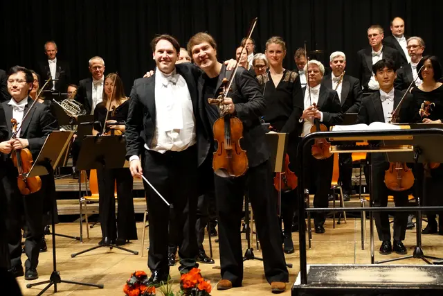Der Chefdirigent Gabriel Venzago mit dem Star-Bratschisten Nils Mönkemeyer im Konzert mit der Bodensee Philharmonie in der Stockacher Jahnhalle.  | Foto: Constanze Wyneken