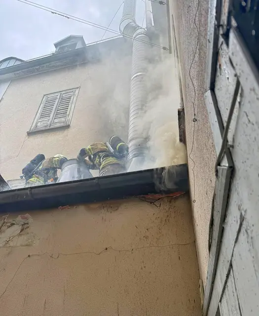 Die Feuerwehr konnte durch ihr schnelles Handeln das Übergreifen eines Kaminbrands auf anliegende Gebäude in der Konstanzer Altstadt verhindern.  | Foto: Feuerwehr Konstanz