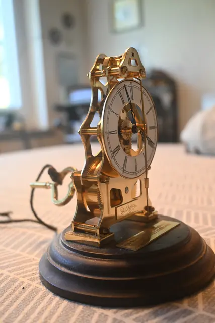 Bei dieser Uhr handelt es sich um einen "Zappler": Hierbei schwingt das Pendel vor dem Zifferblatt, anders als bei einer klassischen Pendeluhr. | Foto: Pia Schaible