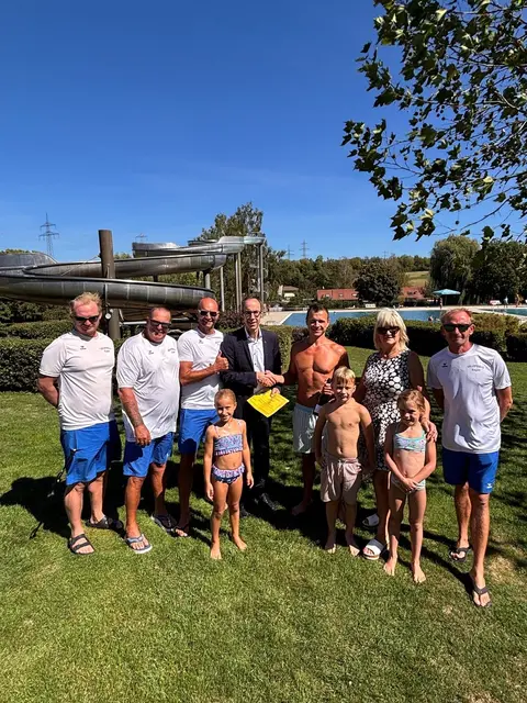 Alle haben sich für dieses besondere Ereignis versammelt:
vlnr: Marcus Polewka (Marcus Polewka (Fachangestellter für Bäderbetriebe), Peter Bauer (Aufsichtskraft), Thomas Abendroth (Schwimmmeister), Frank Harsch (Bürgermeister), René Rautenstrauch (85.000ster Badegast), Heidi Kapitel (Kioskpächterin), Sven Ackermann (Schwimmmeister) und vorne die Kinder Lena, Louis und Leonie. | Foto: Stadt Engen